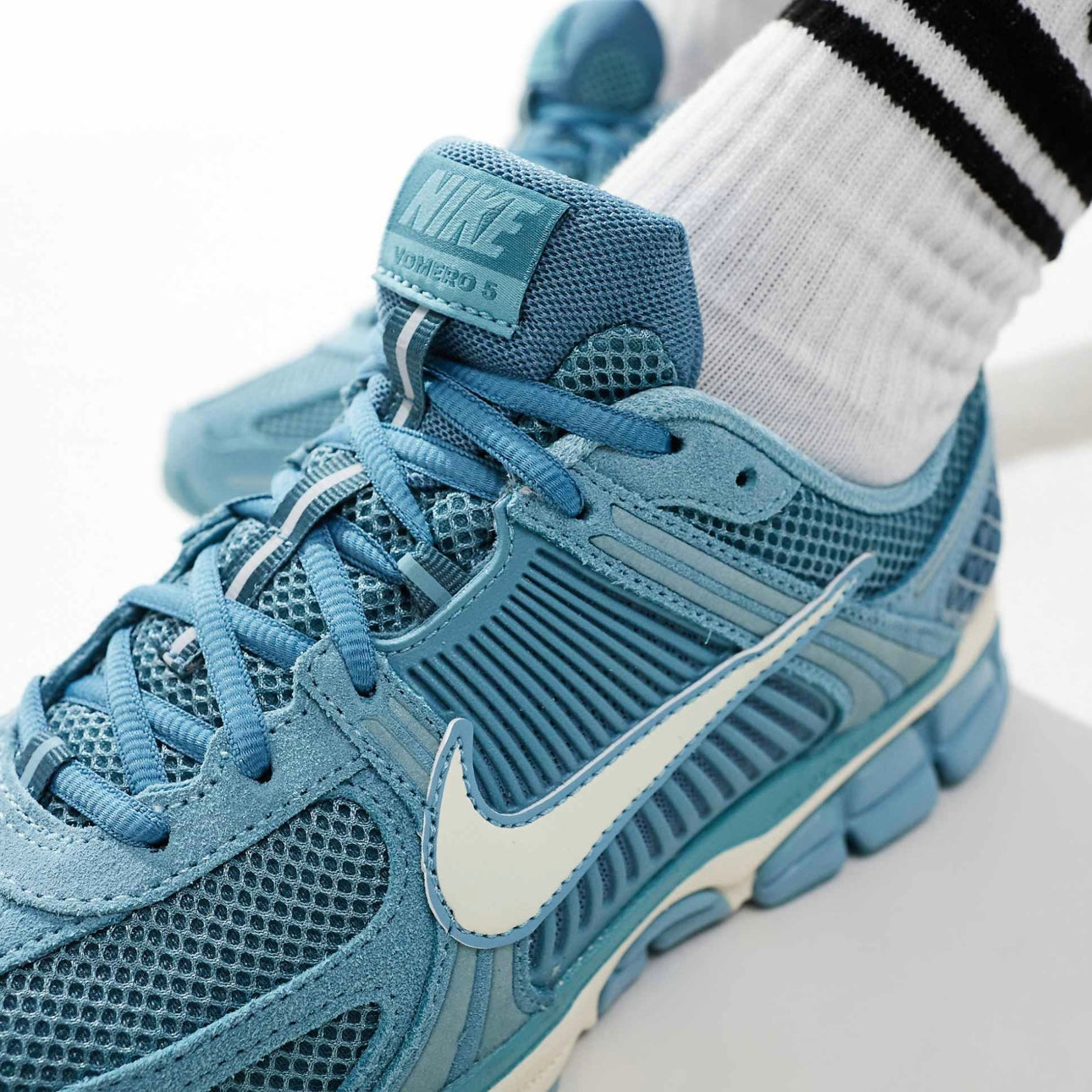 Nike zoom vomero 5 running trainers blue white
